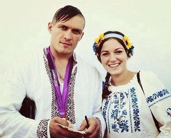 Олександр Усик з дружиною