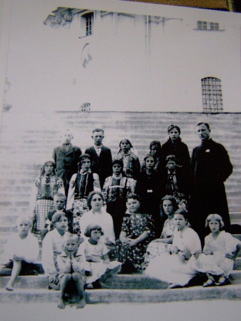 Отець Олександр Білецький з хотешівськими парафіянами в Почаєві. 1937 р.