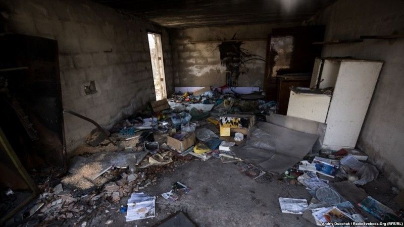 Всередині однієї зі зруйнованих хат