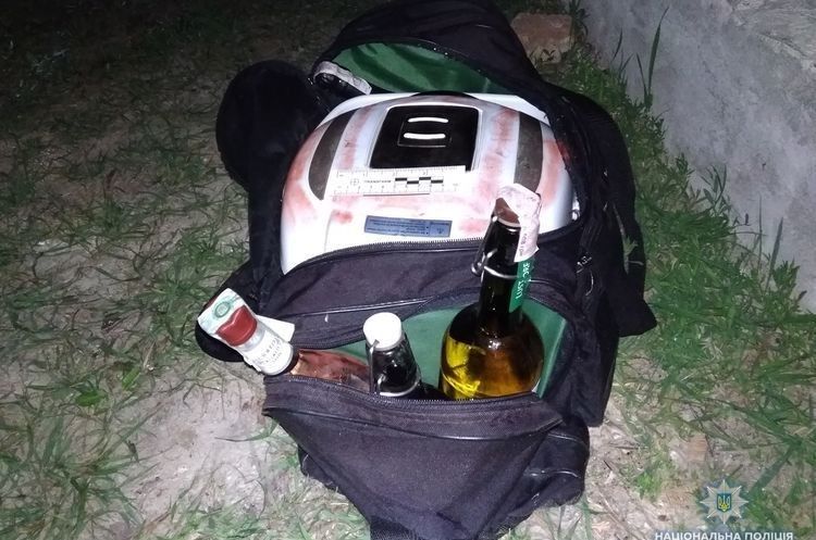 Улов злодюжки: мультиварка та 4 пляшки спиртного.