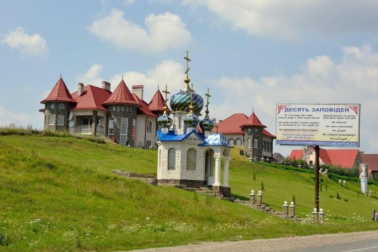 Продають сукні наречених шейхам і самі живуть, як шейхи