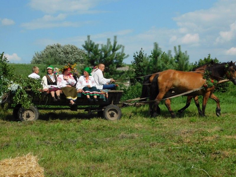 Ось так гонорово на став приїхали господарі села. Фото Лесі ВЛАШИНЕЦЬ.