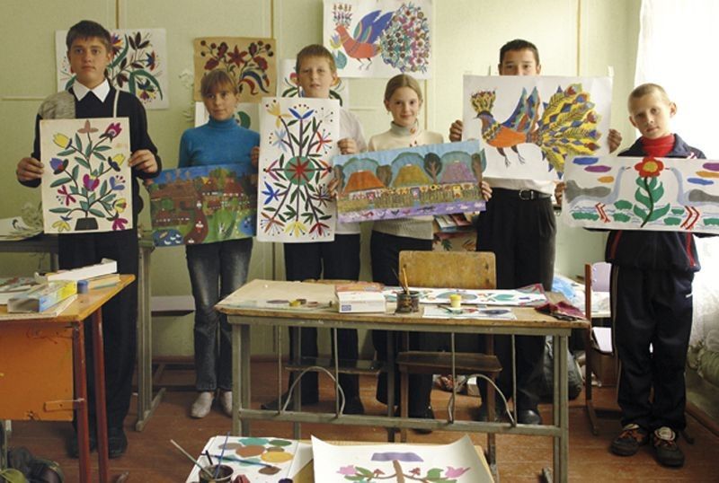 У художній мистецькій школі села Журавлики відроджують народне мистецтво.