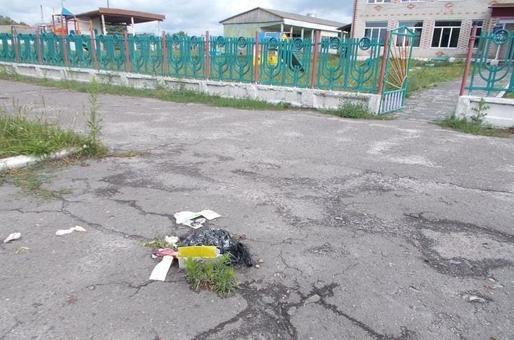 Купа сміття навпроти дитсадка.