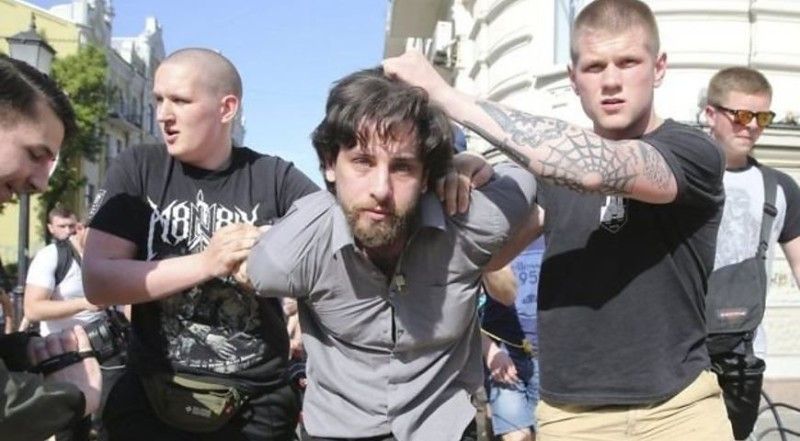 Націоналісти ведуть Рафаеля Лусваргі до будівлі СБУ в Києві.