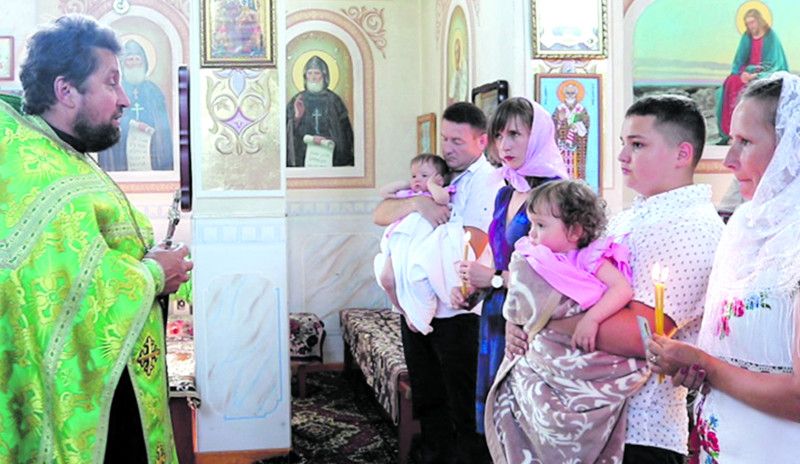 Таїнство хрещення здійснив отець Василь.