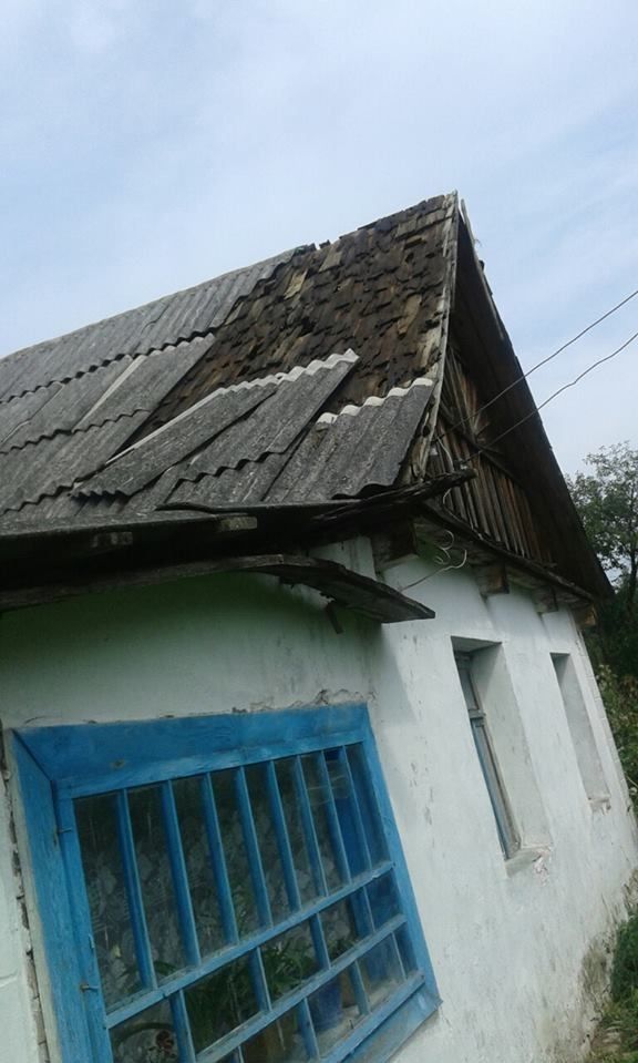 В багатьох хатах зірвало покрівлю 