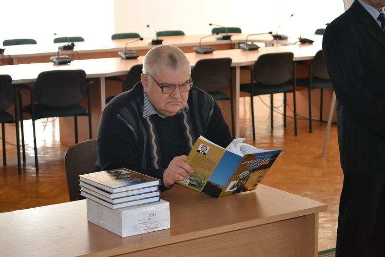 Сергій Панишко уважко вивчає нове видання.