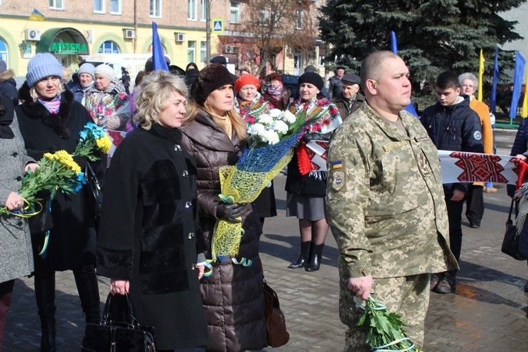 Всі охочі несли квіти до пам’ятгника Кобзаря.