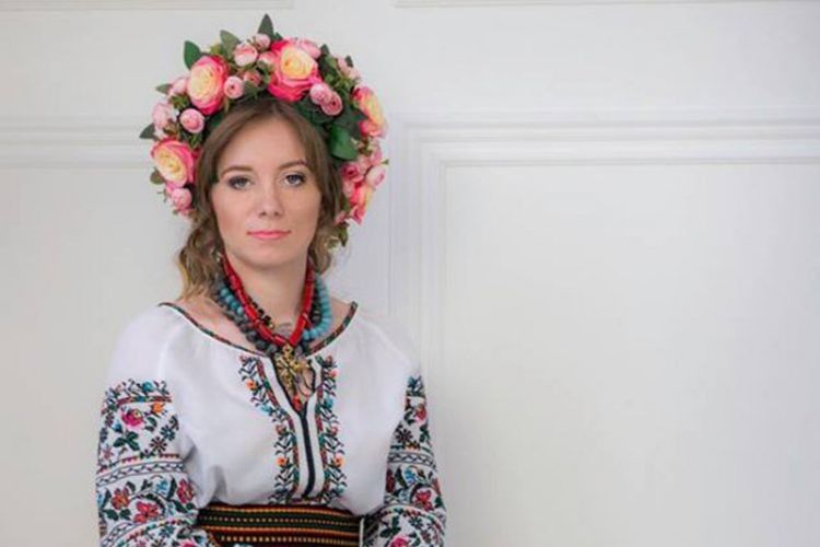 Оля — просто красуня! Але не проста, а захисниця!