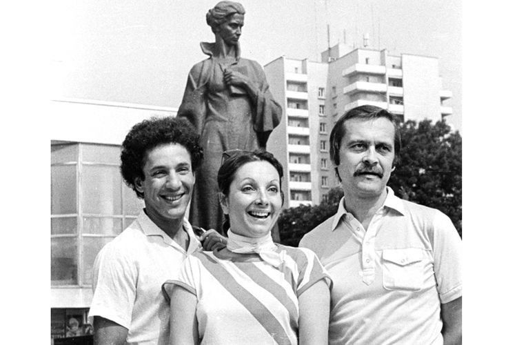 Актор Яхія Хараши (чоловік Еліані), режисерка Еліані Сабате та Іван Миколайчук у Луцьку, 1985 рік.
