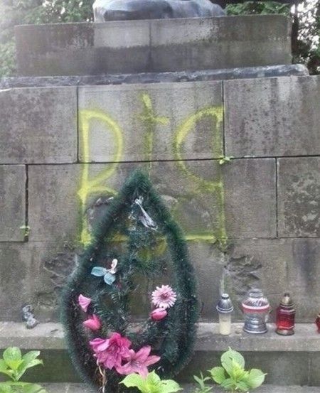 Також тієї ж ночі з'явився намальований тризуб на пам'ятнику загиблим солдатам радянської армії.