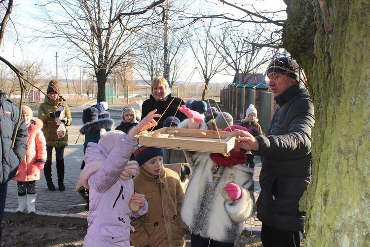 Співробітник парку Віталій Веремчук розповідає дітям про птахів.