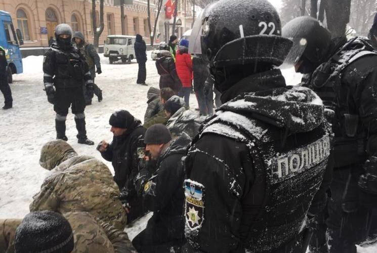 Поліція затримала близько 30 осіб. 