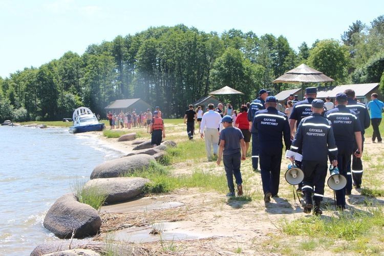 Для надання допомоги потерпілим до місця пригоди направлено відділення водолазно-рятувальних робіт смт. Шацька та бригада швидкої медичної допомоги.