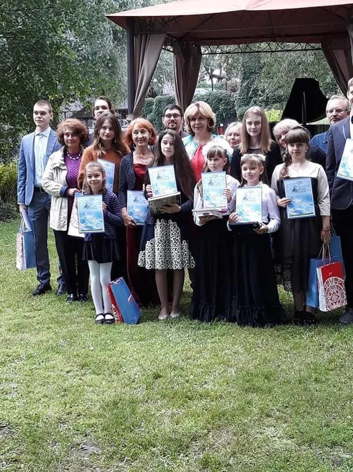Учасники конкурсу із засновником музею в Радимислі Ольгою Богомолець.