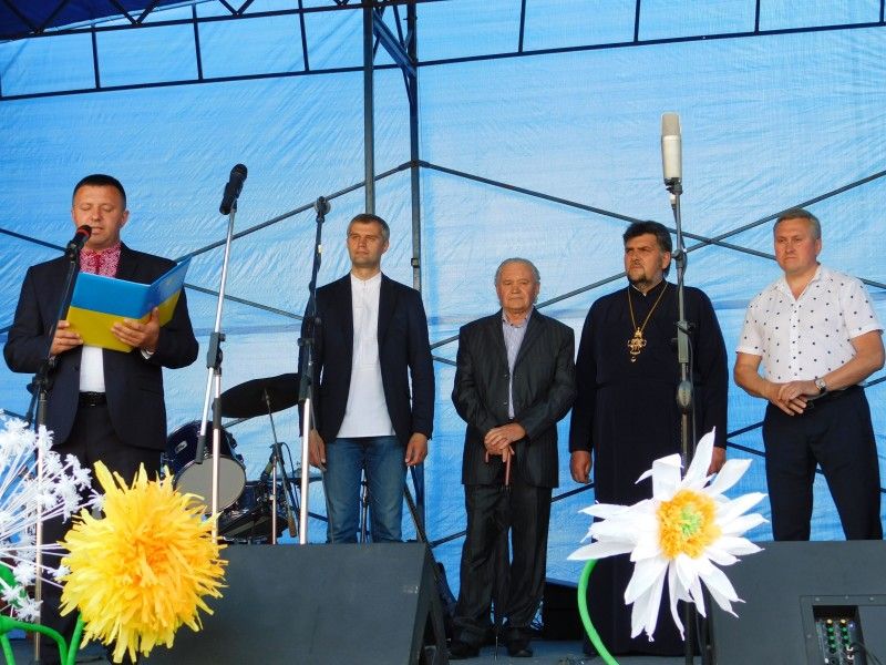 Із подарунками від фонду Ігоря Палиці вітальне слово мав депутат обласної ради В’ячеслав Рубльов (другий зліва)