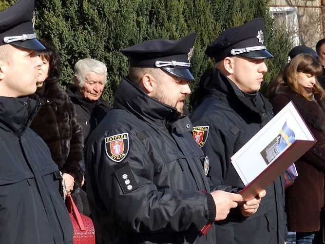 Поліцейських вітає старший лейтенант поліції Олександр Вовченко.