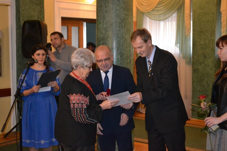 Володимир Гунчик (ліворуч) та Микола Посівнич вітають Наталію Пушкар.