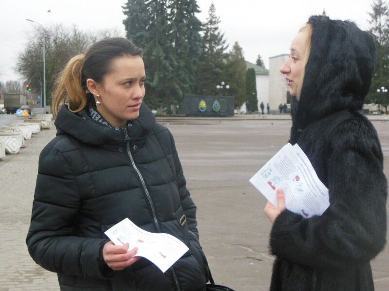 Разом з листівкою кожен отримав і телефони фахівців, котрі можуть проконсультувати.