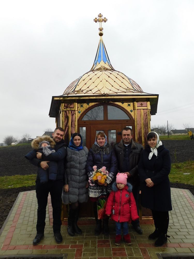 Родина Юрчуків: син Сергій із дружиною Іриною і синочком Арсеном, Віра і Василь Юрчуки, донька Іванна з донечкою Настусею.