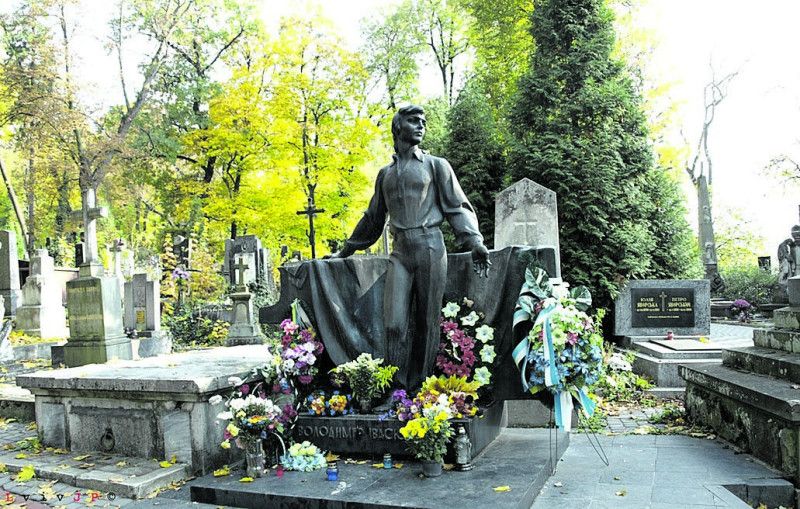 Могила видатного українця на Личаківському цвинтарі Львова... Там завжди квіти.