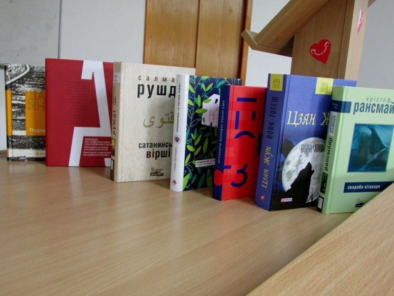 Попри те, що електронну книгу називають «книгою ХХІ століття» студенти факультету філології та журналістики надають перевагу паперовим книгам (про це свідчить опитування, яке провели організатори)