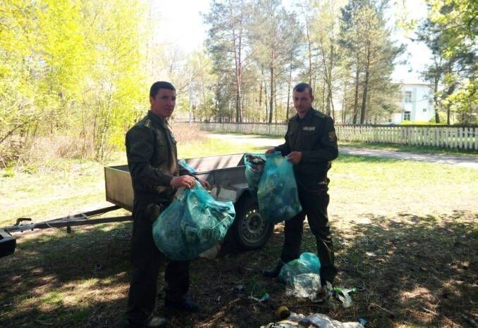 Сміття вантажили на автомобільний причіп і вивозили на місцеве сміттєзвалище.