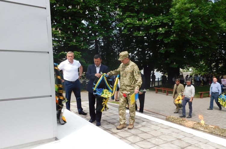 Горохівський міський голова Віктор Годик покладає квіти до стели.