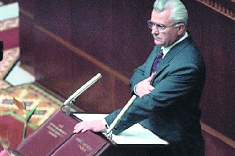 На пленарному засіданні Верховної Ради України 5 грудня 1991 року Президент Леонід Кравчук складає присягу. 