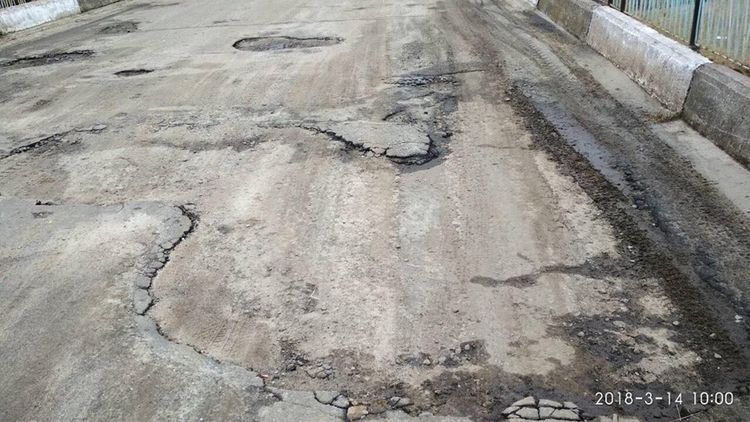 Асфальт відлазить шматками.