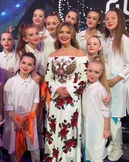 У мережі наряд Кабаєвої розкритикували і назвали несмаком. Фото unian.ua.