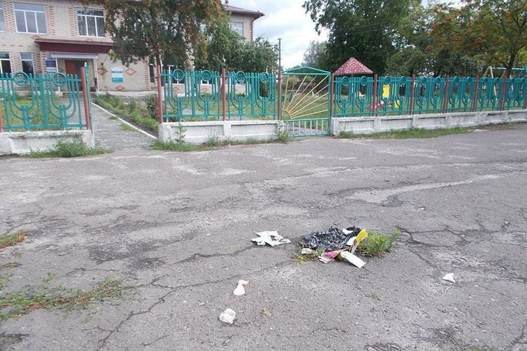 Випивохи залишили після себе сміття.