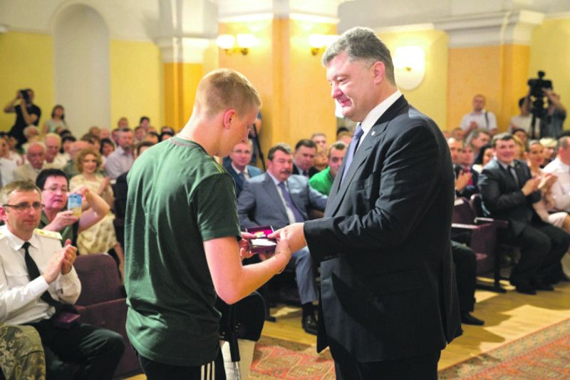 Боєць має дві державні відзнаки, які вручав особисто Президент України Петро Порошенко.