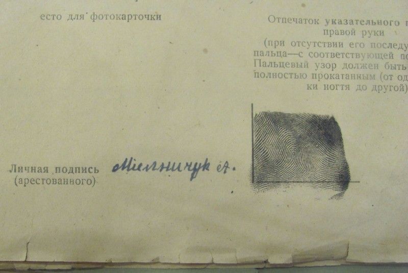 Особистий підпис та відбиток пальця Мельничука.