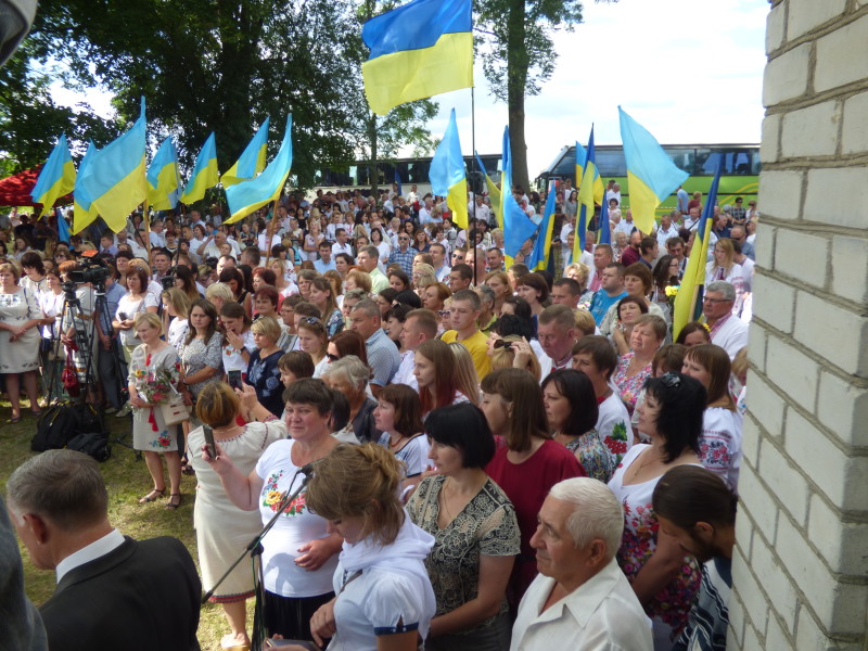 Вшанувати пам’ять загиблих українців у Гончий Брід приїхало кілька сотень людей.