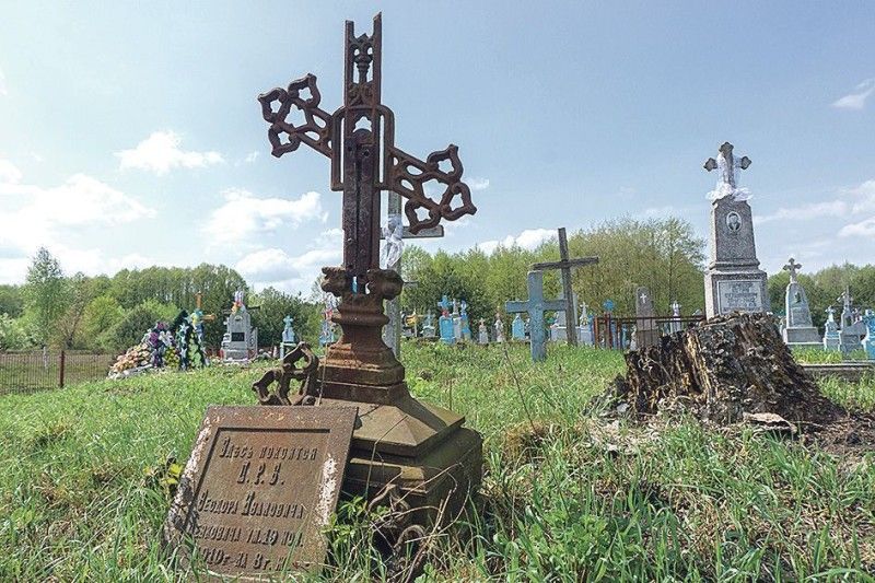 Про давній  вік села свідчать пам’ятники на кладовищі, які постали  на могилах священиків більш як 100 років тому.