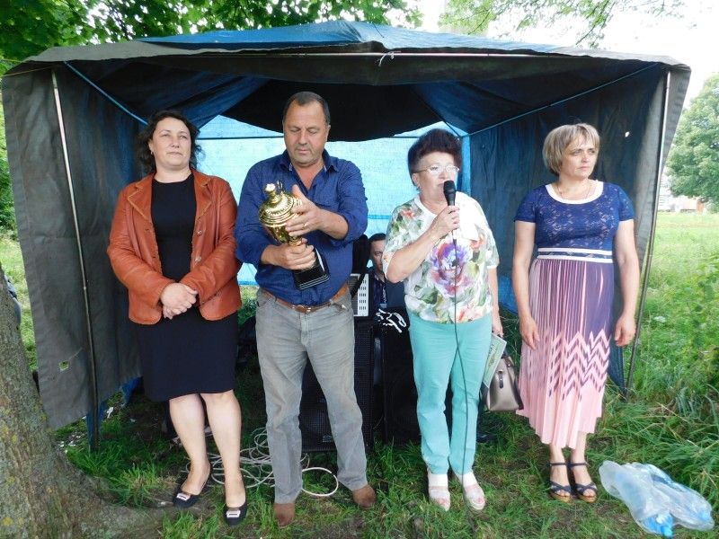 Учасників ювілейного торжества вітають Олександр Мартинов, Надія Харчук, Галина Прик, Тетяна Фещук. Фото Лесі ВЛАШИНЕЦЬ.
