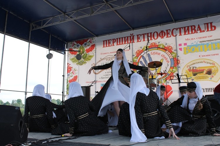 Торік глядачів веселили кримськотатарські артисти.