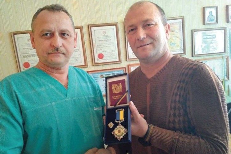 За хірурга Олександра Кругляка моляться у Новому Айдарі