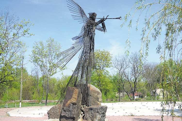 Пам’ятник «Ангел-сурмач» у центрі  Чорнобиля — як попередження про небезпеку.