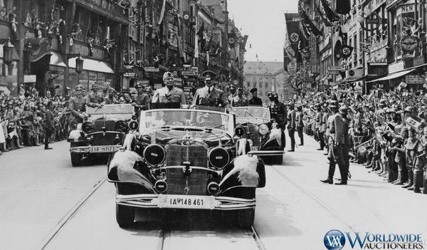 Муссоліні й Гітлер їдуть у цьому самому "Мерседесі" вулицею Мюнхена, 18 червня 1940 року