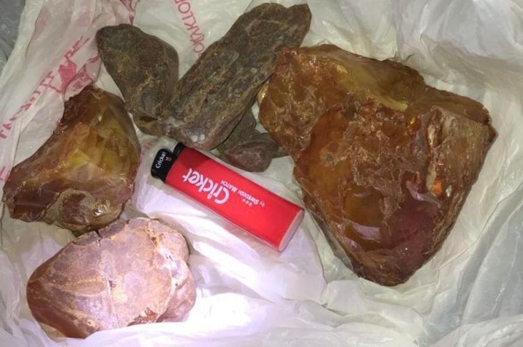 Вивезти бурштин у Польщу не вдалося.