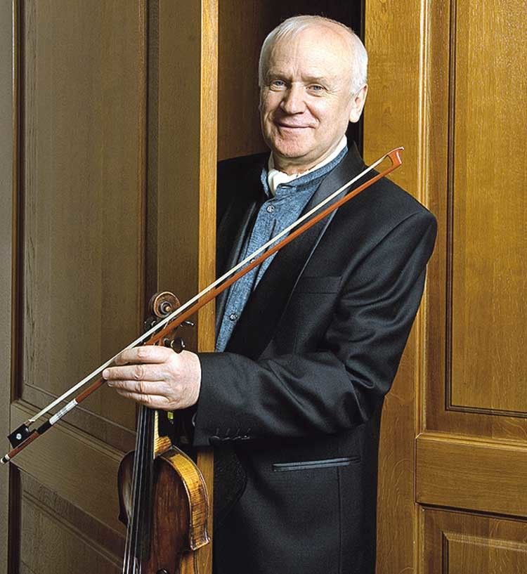 Коли в маестро заніміли пальці, він відклав скрипку і став диригентом.