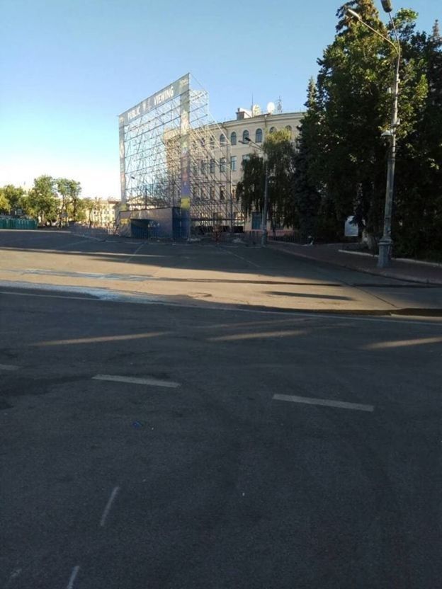 Так само швидко прибрали і іншу фан-зону - на Контрактовій площі на Подолі.