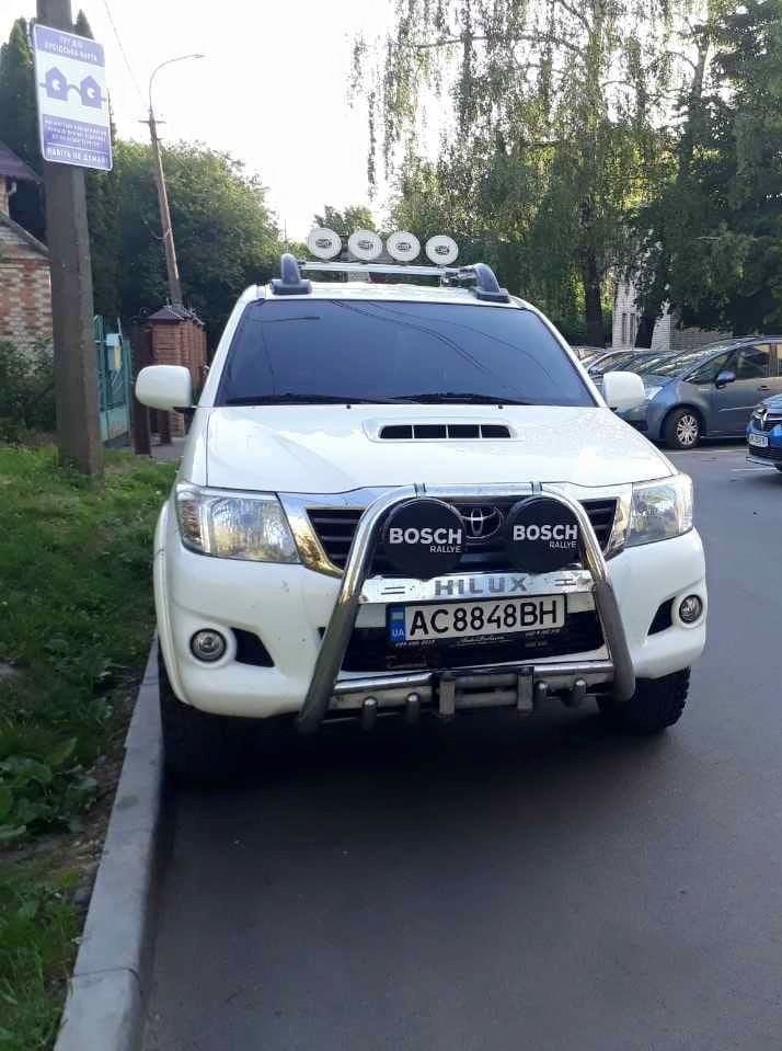 Власника цього «білого коня» не лякає навіть сміття на капоті від розлючених сусідів 