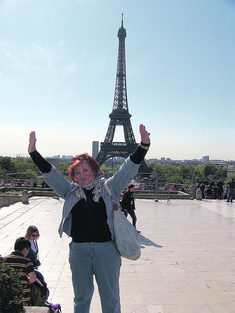 І фото на фоні символу Парижа – Ейфелевої вежі.