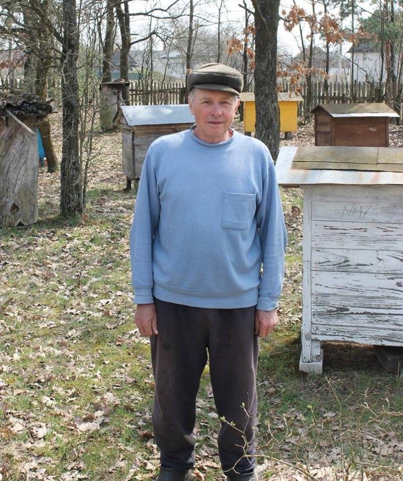 Анатолій Скороход закінчив школу бджолярів у Києві і знає, як за ними доглядати.