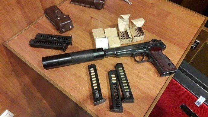 Ось він – пістолет АПС із глушником та 120 патронів до нього… Фото прес-центру СБУ.