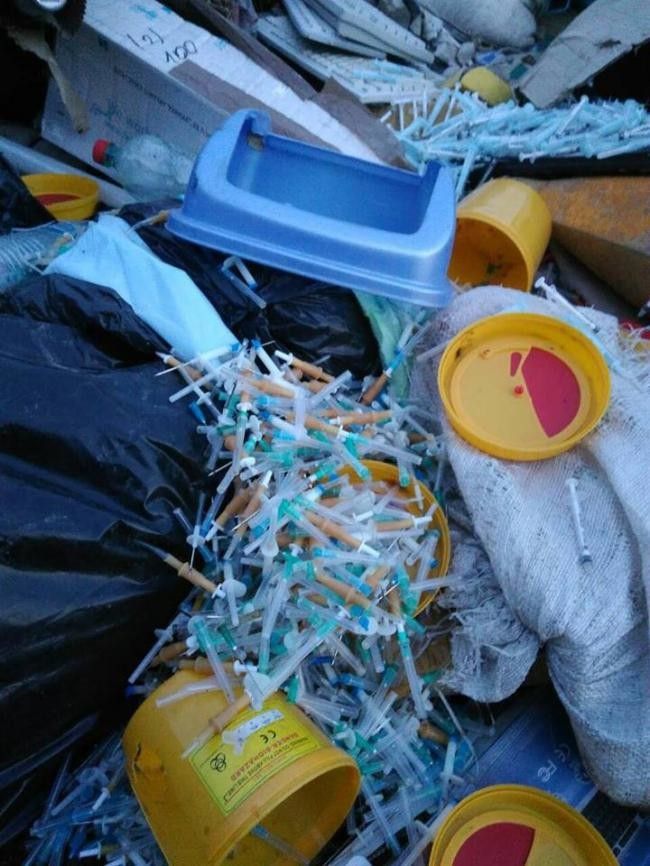 Територія, де валяються купи відходів з лікарень, нічим не загороджена.